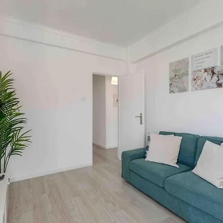 Lägenhet Quiet 2-bedroom Apt W/ Free Parking On Premises Amadora