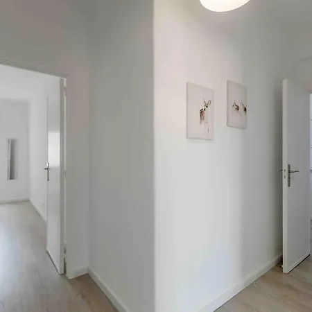 Quiet 2-bedroom Apt W/ Free Parking On Premises Amadora