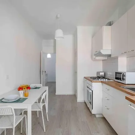 Quiet 2-bedroom Apt W/ Free Parking On Premises Lägenhet Amadora