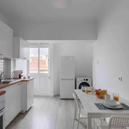 Lägenhet Quiet 2-bedroom Apt W/ Free Parking On Premises
