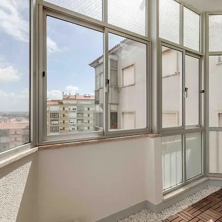 Quiet 2-bedroom Apt W/ Free Parking On Premises Lägenhet Amadora