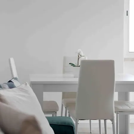 Quiet 2-bedroom Apt W/ Free Parking On Premises Lägenhet *