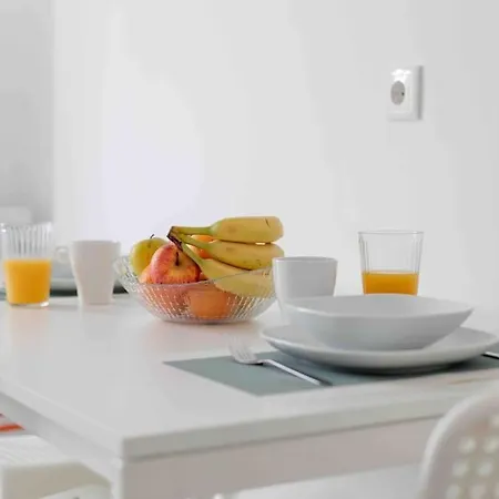 Quiet 2-bedroom Apt W/ Free Parking On Premises Lägenhet