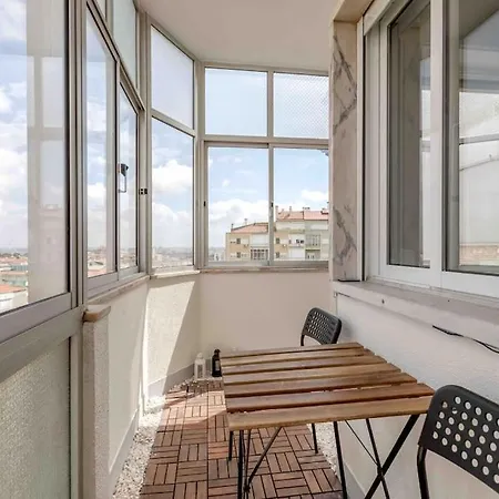 Quiet 2-bedroom Apt W/ Free Parking On Premises Lägenhet