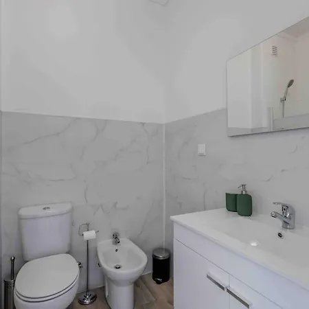 Quiet 2-bedroom Apt W/ Free Parking On Premises *