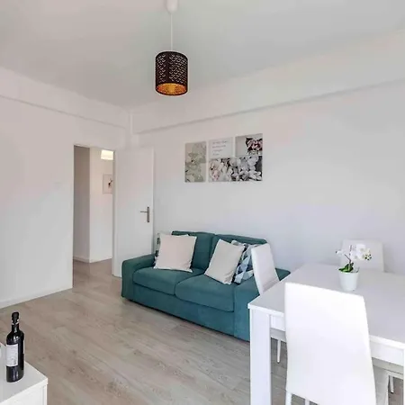 Quiet 2-bedroom Apt W/ Free Parking On Premises Lägenhet *