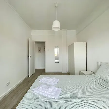 Quiet 2-bedroom Apt W/ Free Parking On Premises Lägenhet