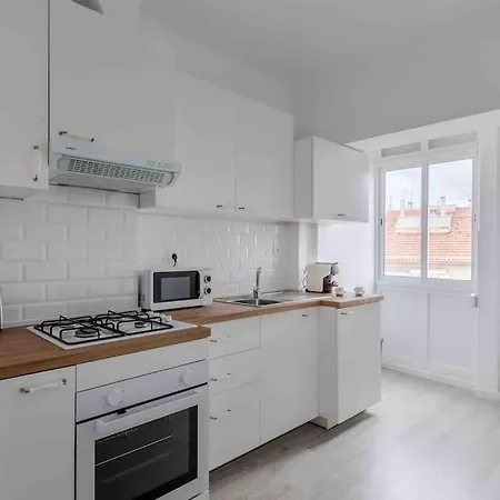 Quiet 2-bedroom Apt W/ Free Parking On Premises