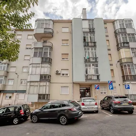 Lägenhet Quiet 2-bedroom Apt W/ Free Parking On Premises Amadora