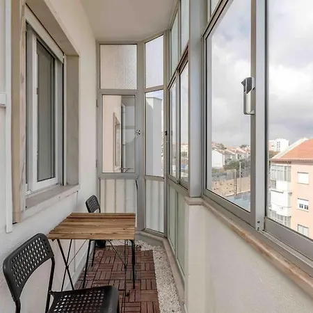 Quiet 2-bedroom Apt W/ Free Parking On Premises Lägenhet