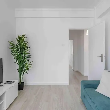 Lägenhet Quiet 2-bedroom Apt W/ Free Parking On Premises Amadora